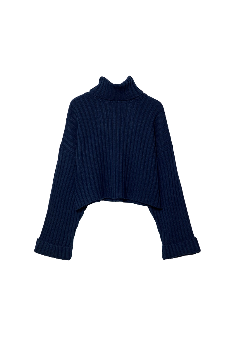 Вязаный свитер с высоким воротом