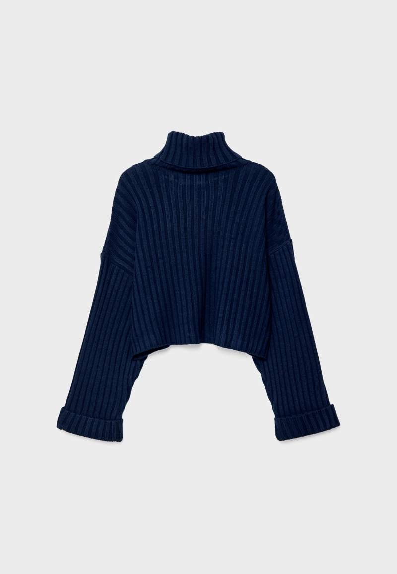 Вязаный свитер с высоким воротом