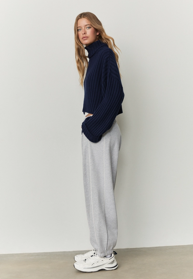 Вязаный свитер с высоким воротом