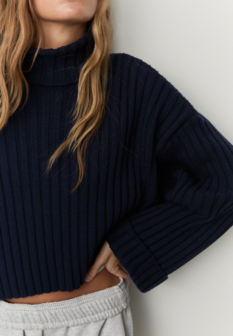 Вязаный свитер с высоким воротом