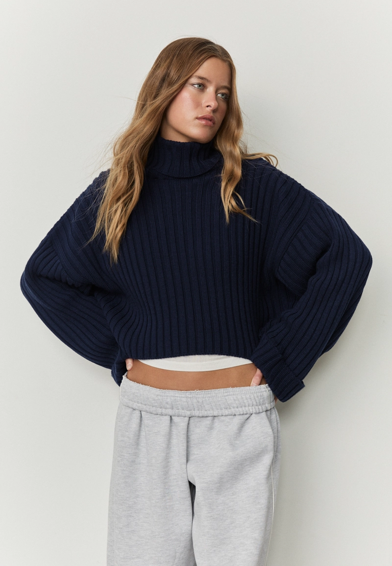 Вязаный свитер с высоким воротом