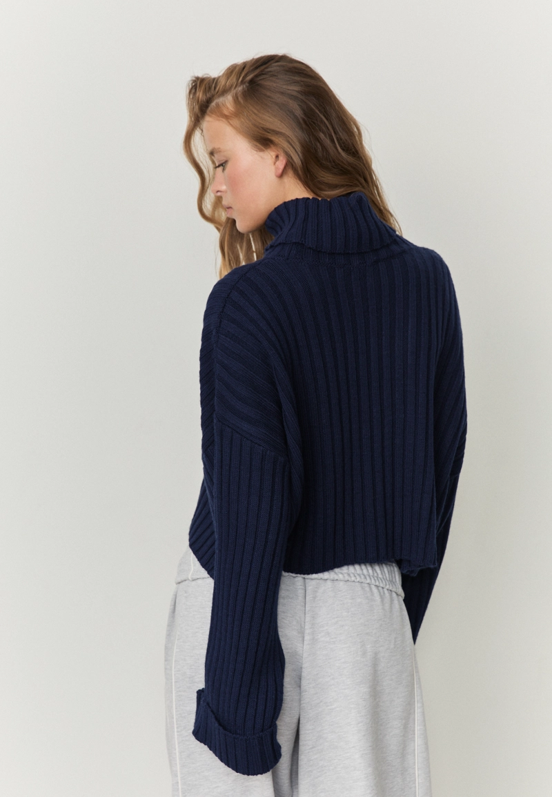 Вязаный свитер с высоким воротом