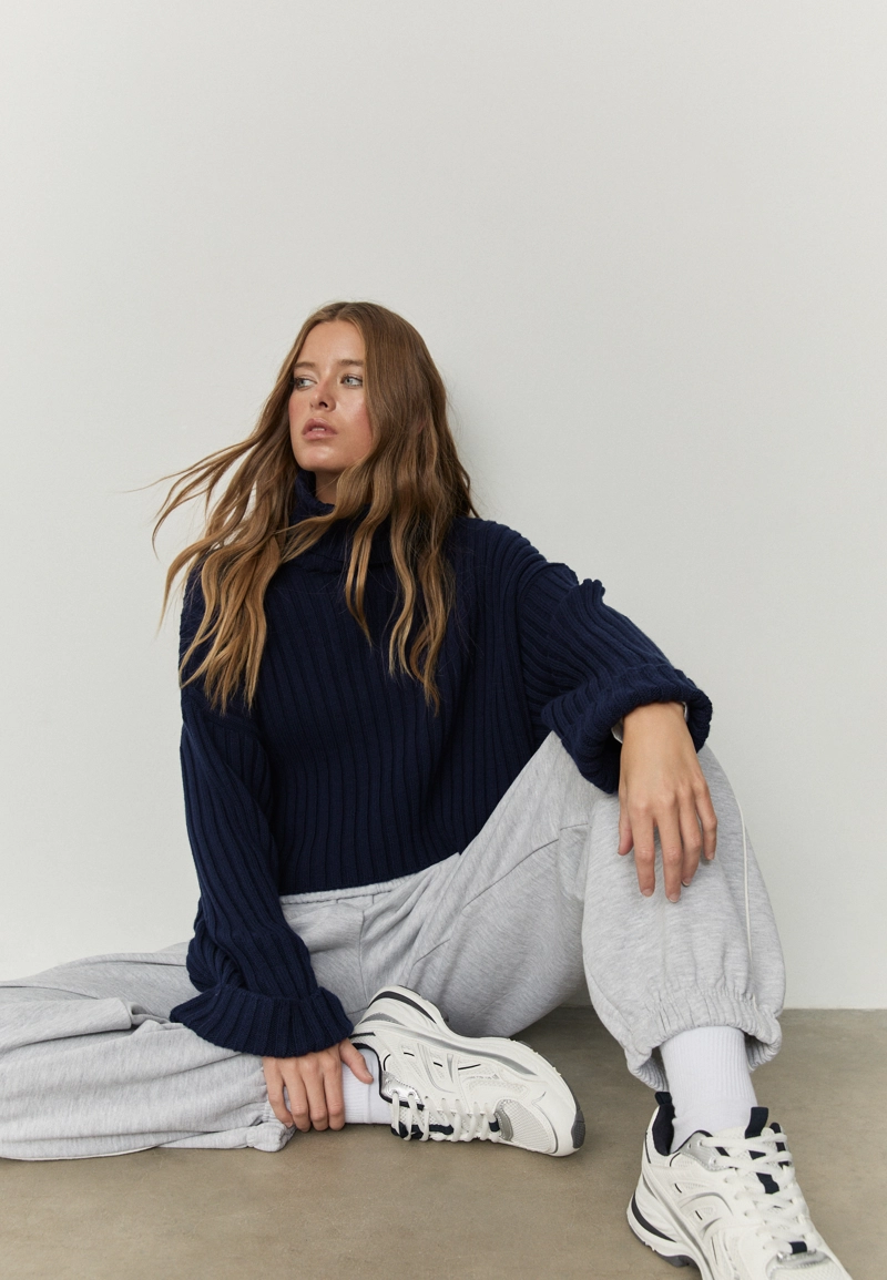 Вязаный свитер с высоким воротом