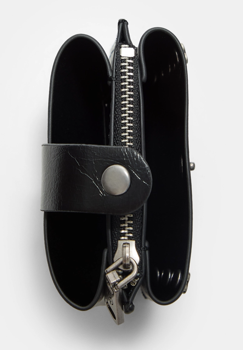 Картхолдер на молнии с заклепками