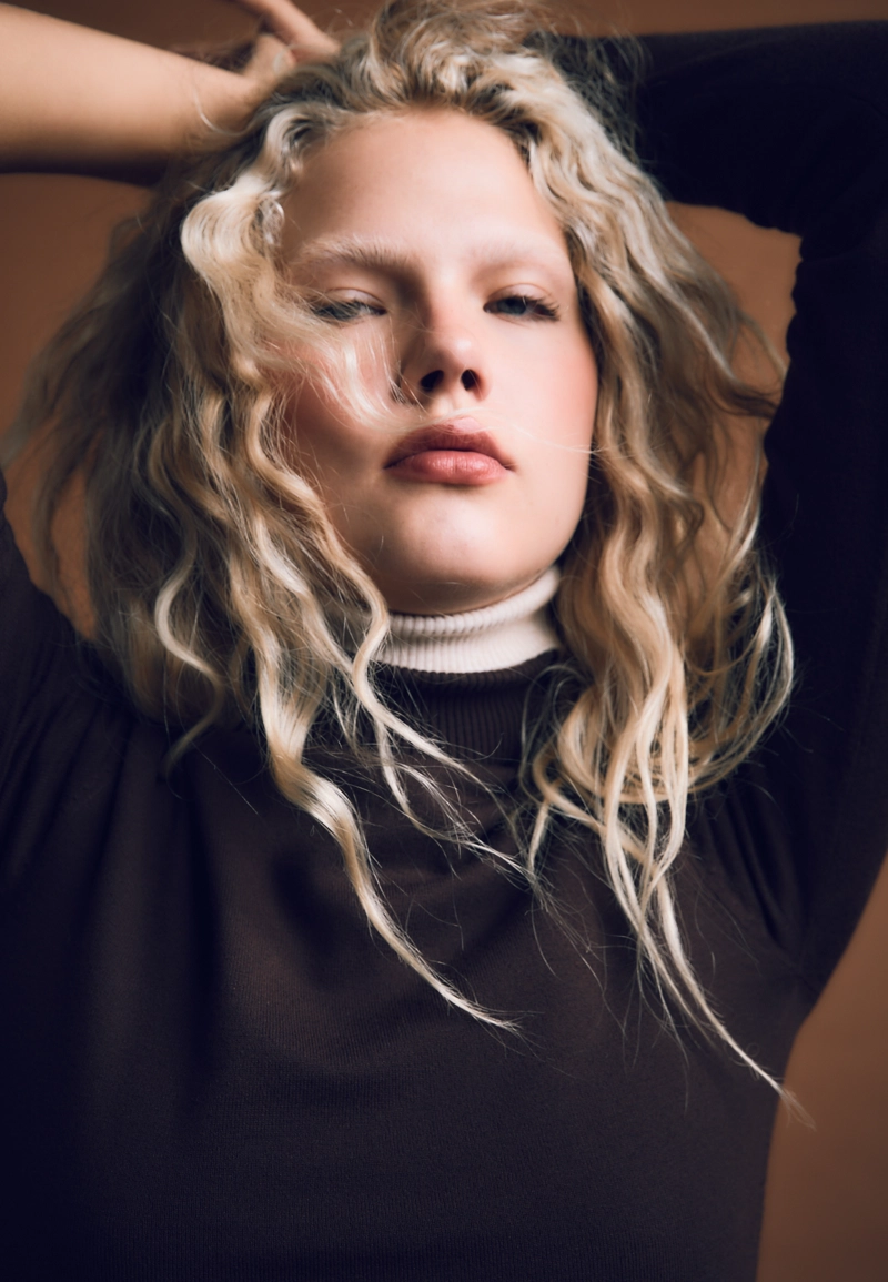 Базовый свитер гладкой вязки с высоким воротником