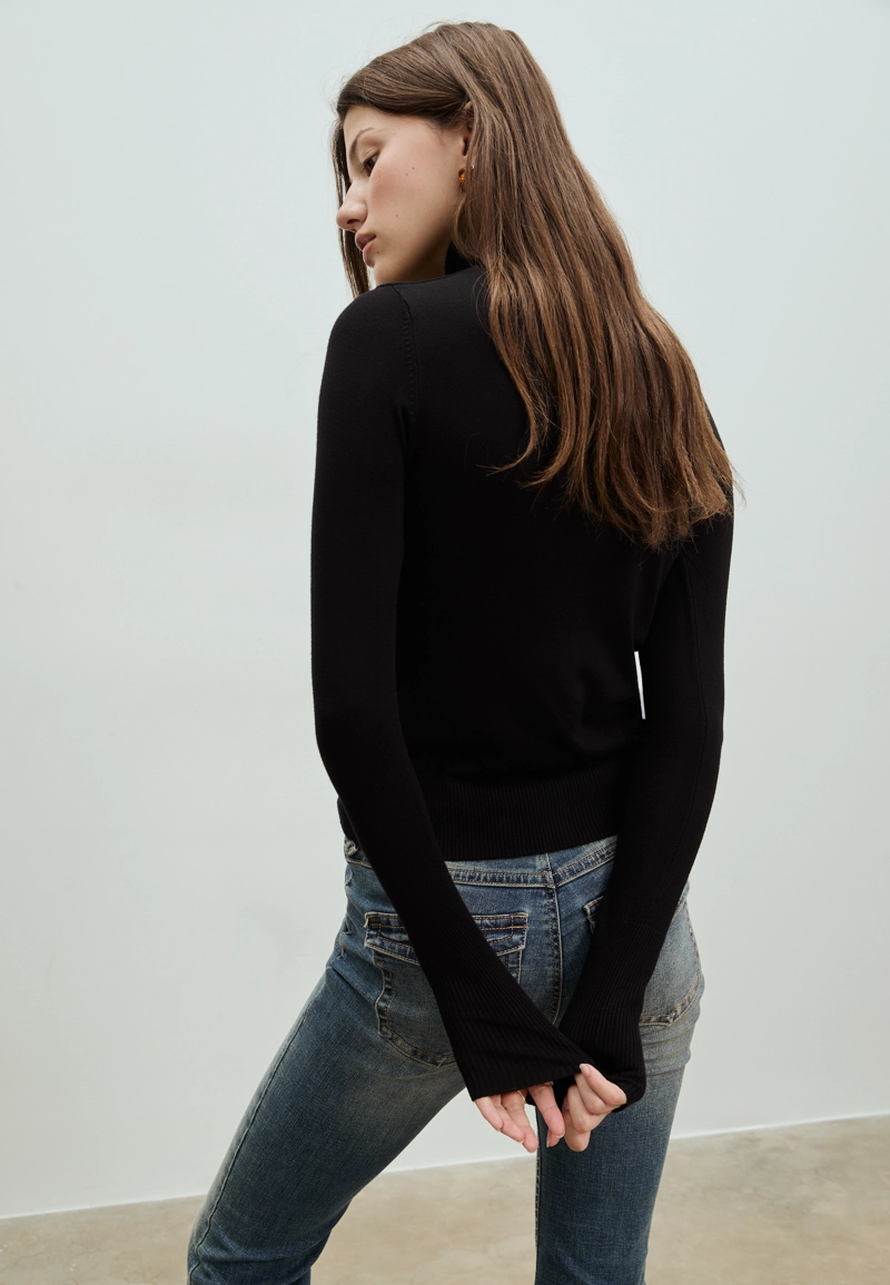 Трикотажный свитер с высоким воротом