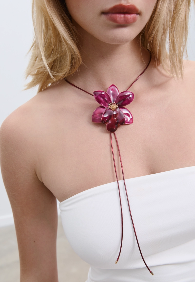 Ожерелье-шнурок с цветком орхидеи