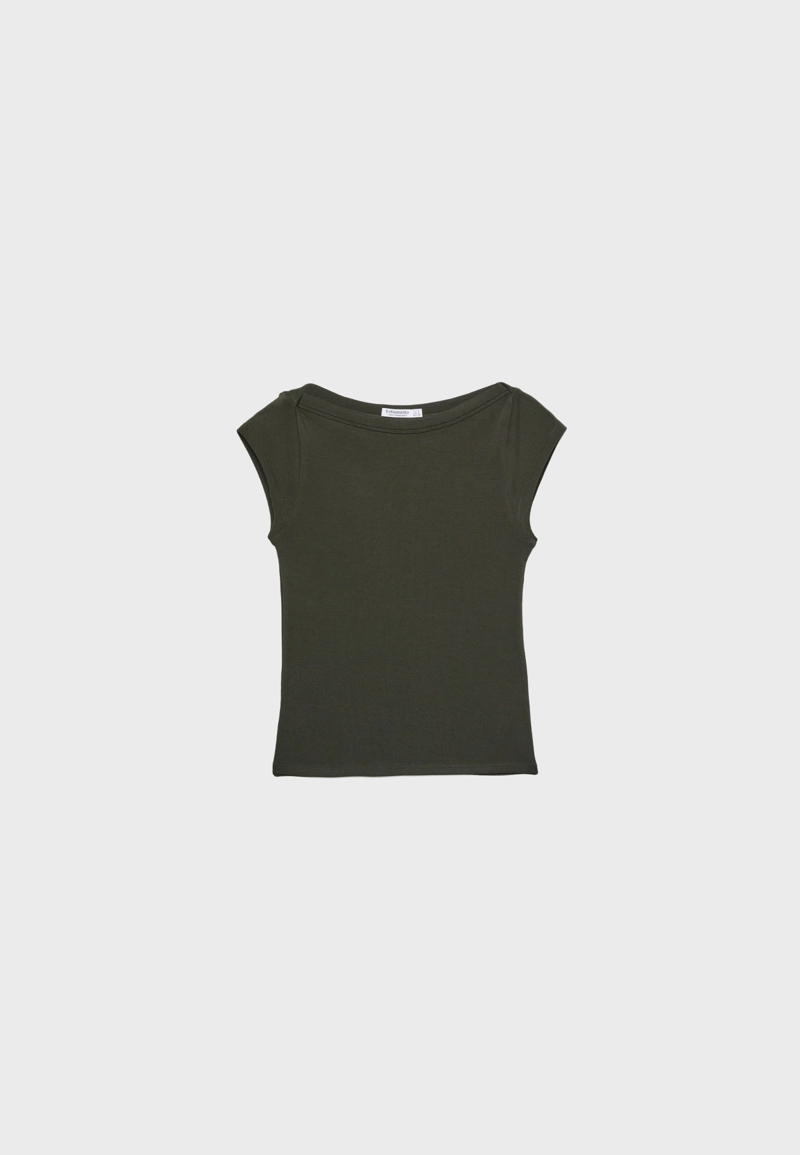 Базовая футболка с вырезом «лодочка»