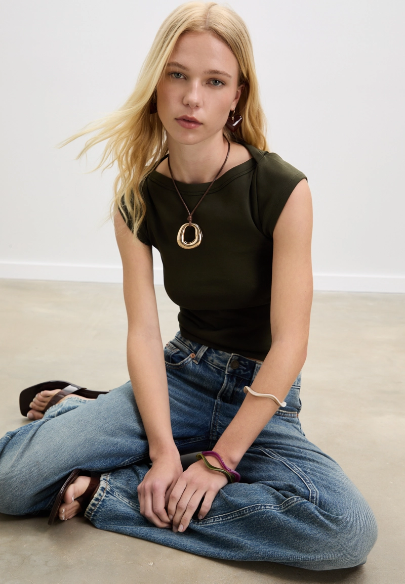 Базовая футболка с вырезом «лодочка»