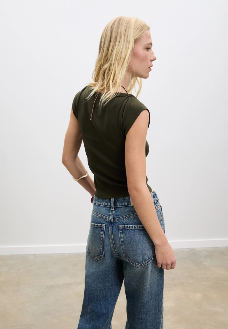 Базовая футболка с вырезом «лодочка»