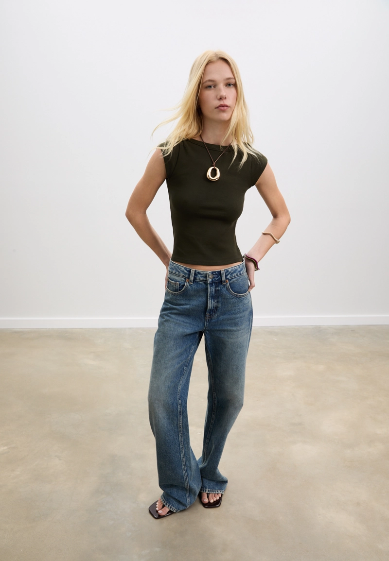 Базовая футболка с вырезом «лодочка»