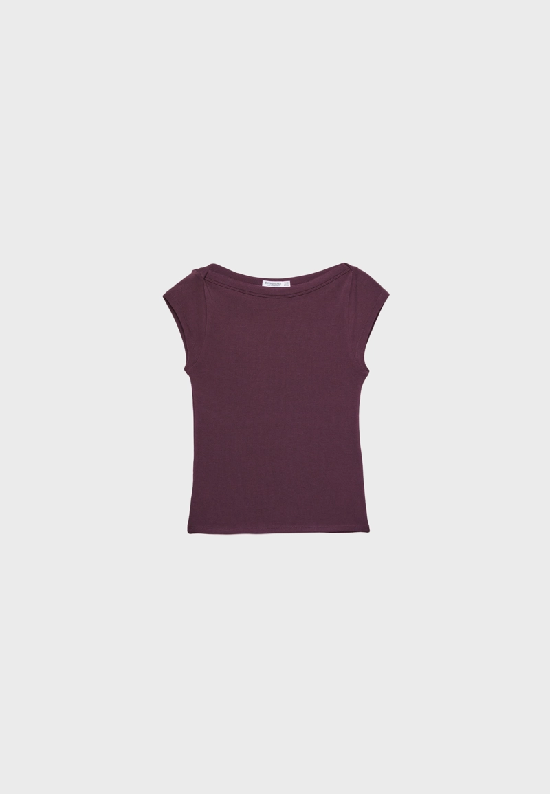 Базовая футболка с вырезом «лодочка»