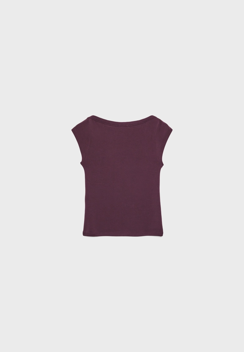 Базовая футболка с вырезом «лодочка»