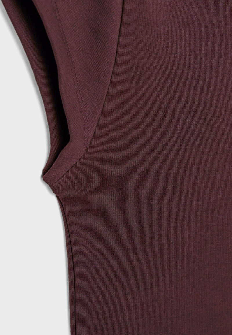 Базовая футболка с вырезом «лодочка»