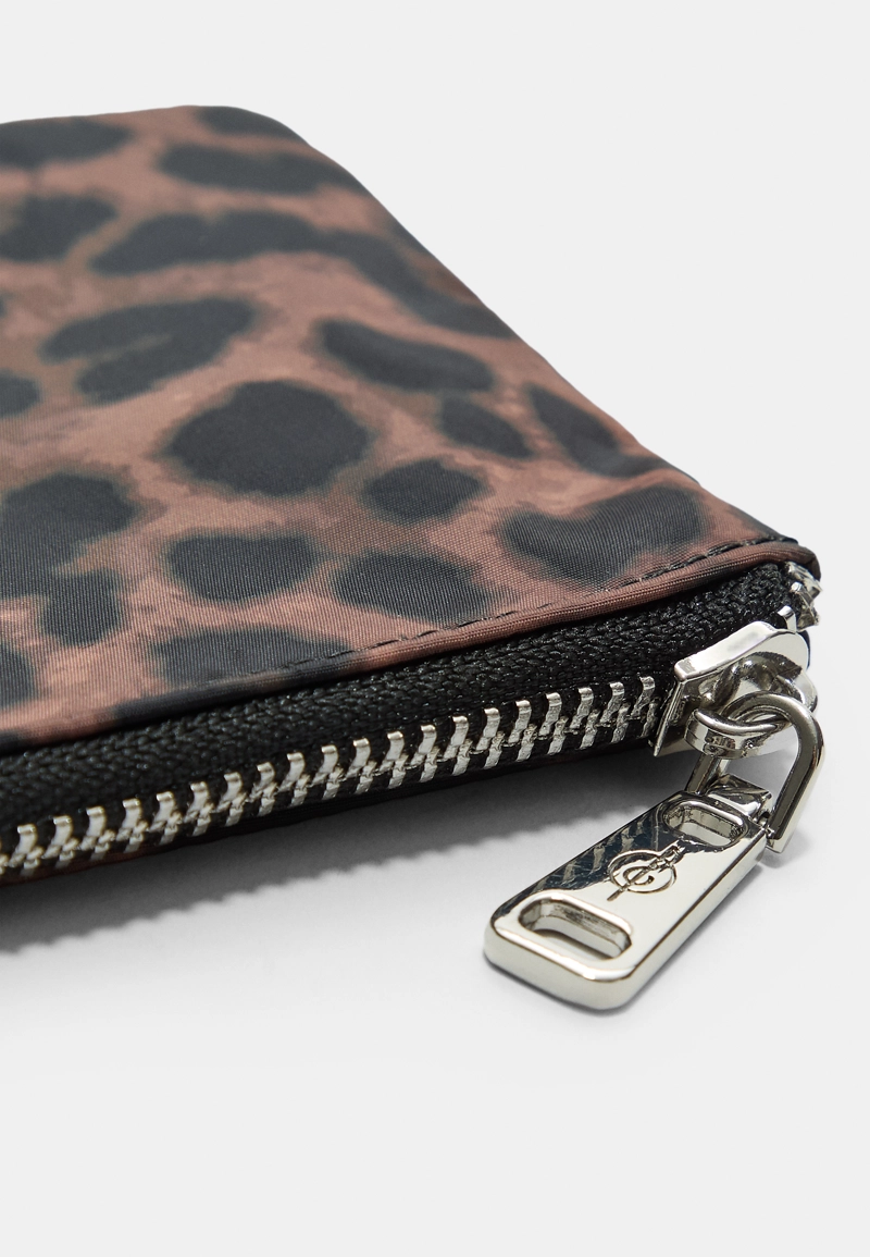 Косметичка на молнии с леопардовым принтом