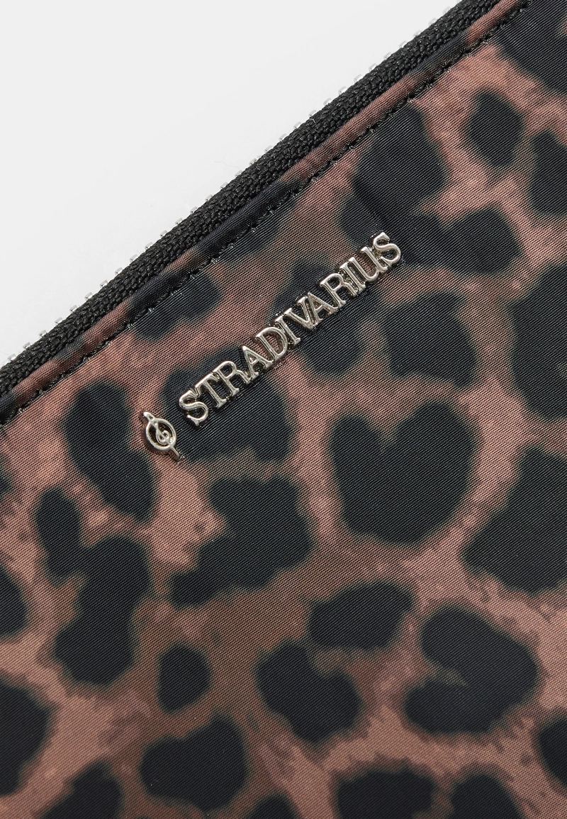 Косметичка на молнии с леопардовым принтом