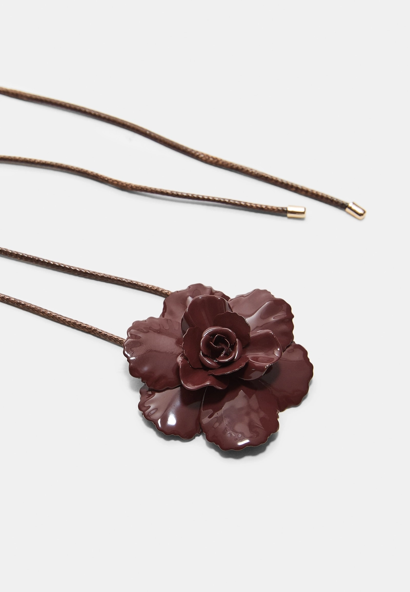 Ожерелье на шнурке с металлическим цветком