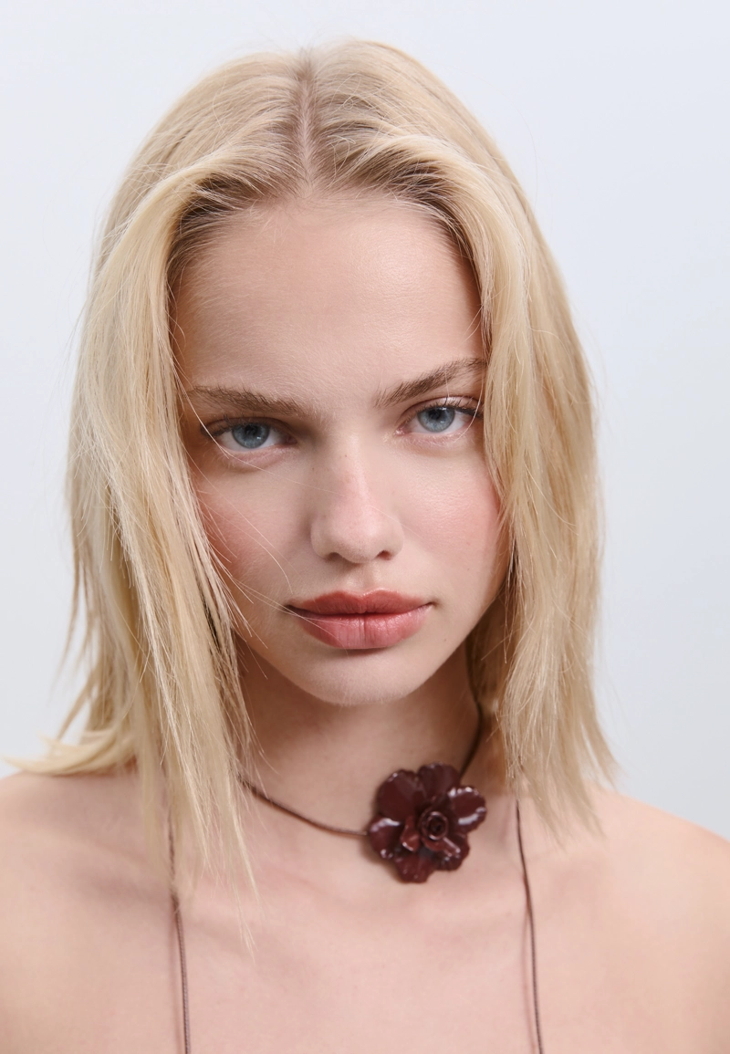 Ожерелье на шнурке с металлическим цветком