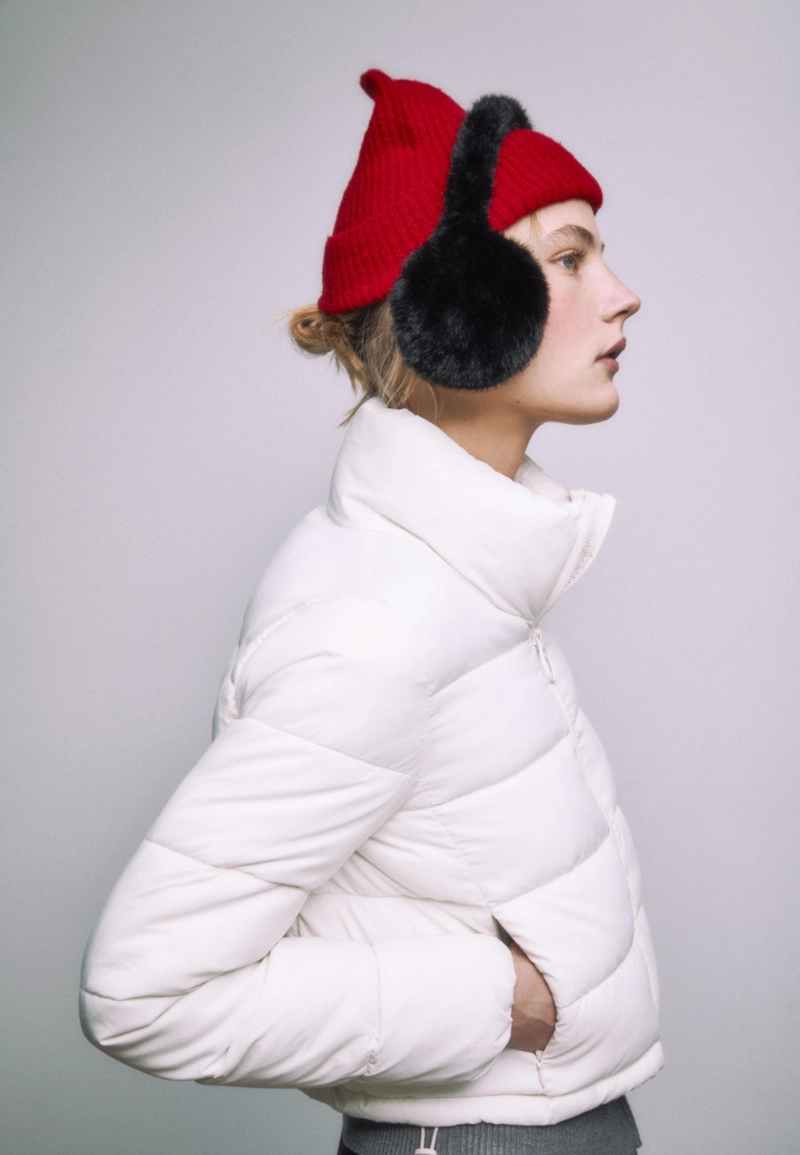 Стеганая куртка с высоким воротником