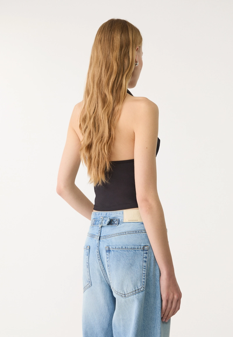 Топ с горловиной халтер и струящимся вырезом