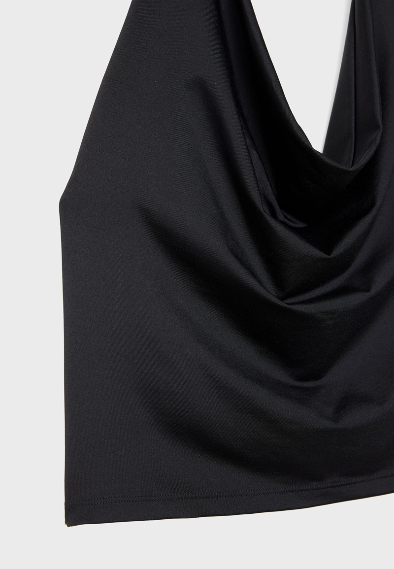 Топ с горловиной халтер и струящимся вырезом