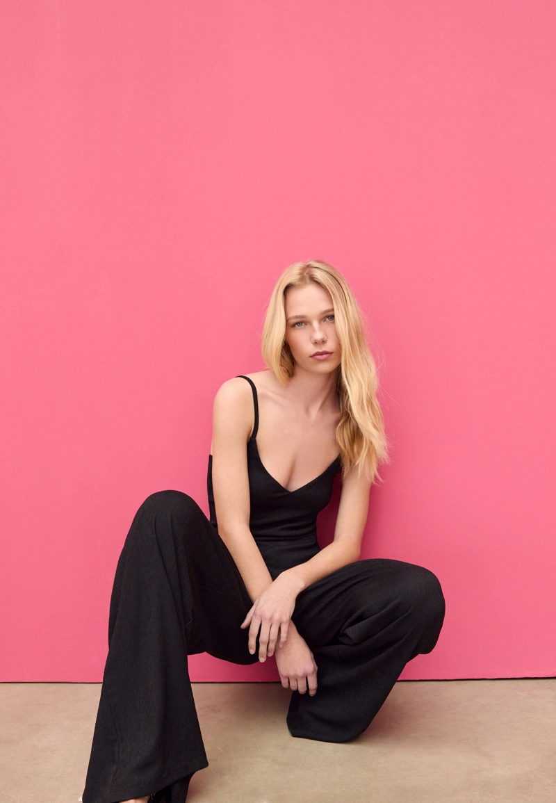 Длинный струящийся комбинезон на бретелях