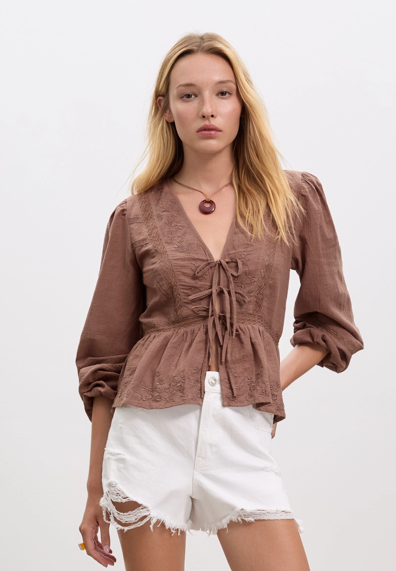 Легкая блузка с вышивкой и узлом