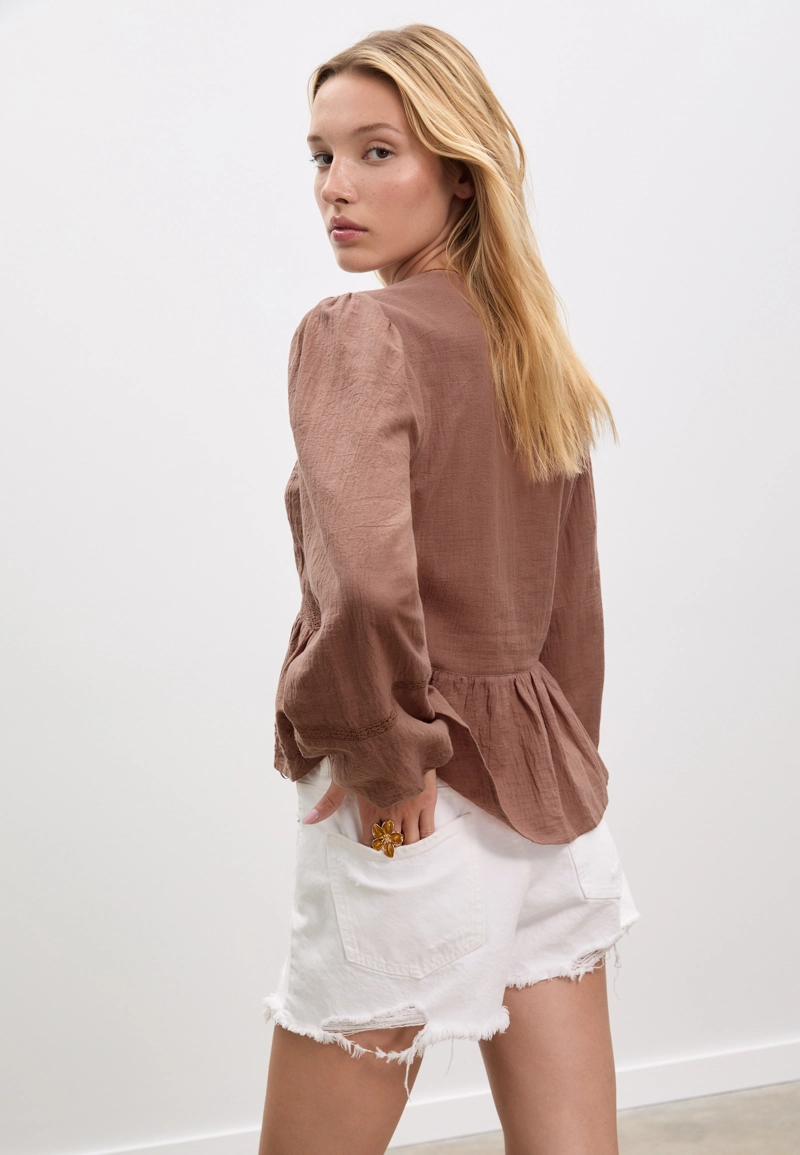 Легкая блузка с вышивкой и узлом