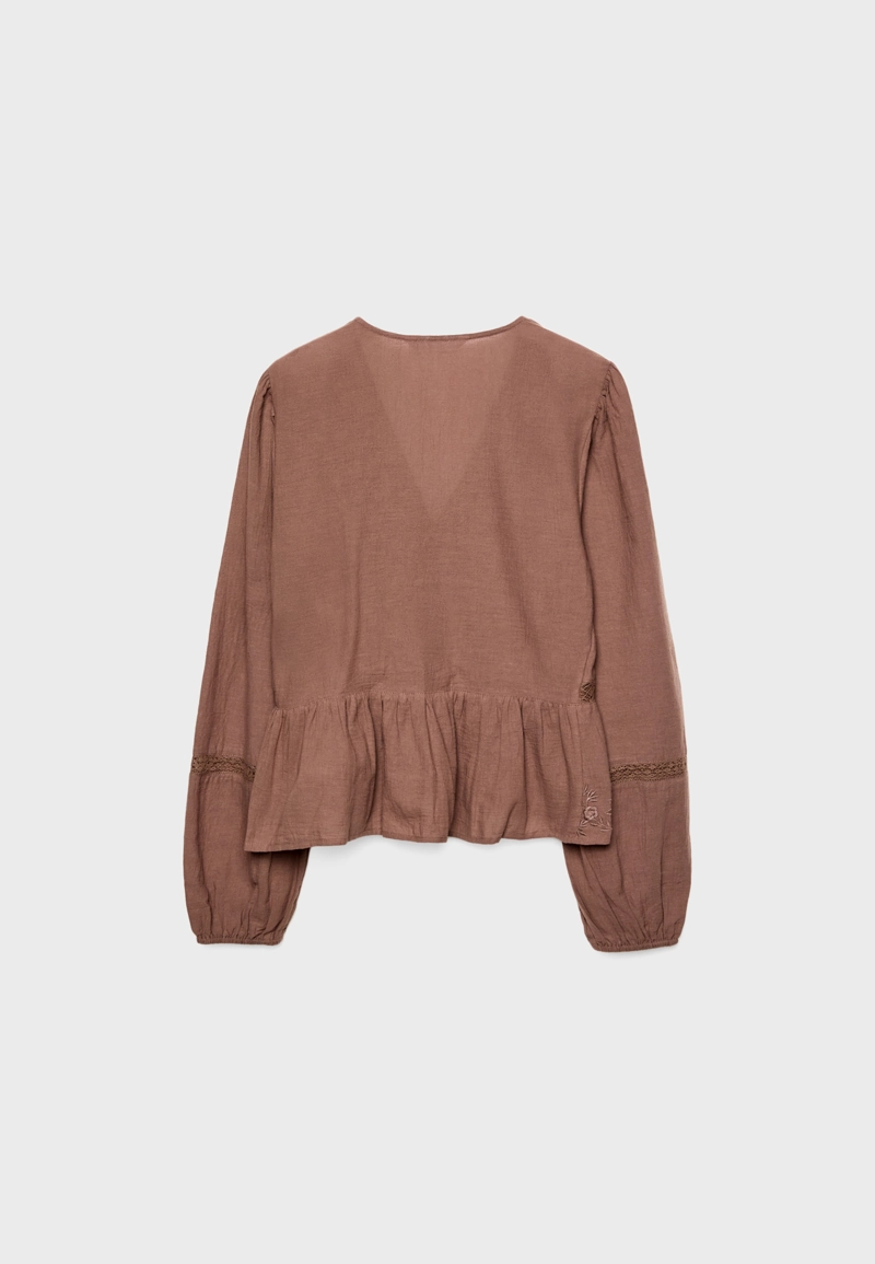 Легкая блузка с вышивкой и узлом