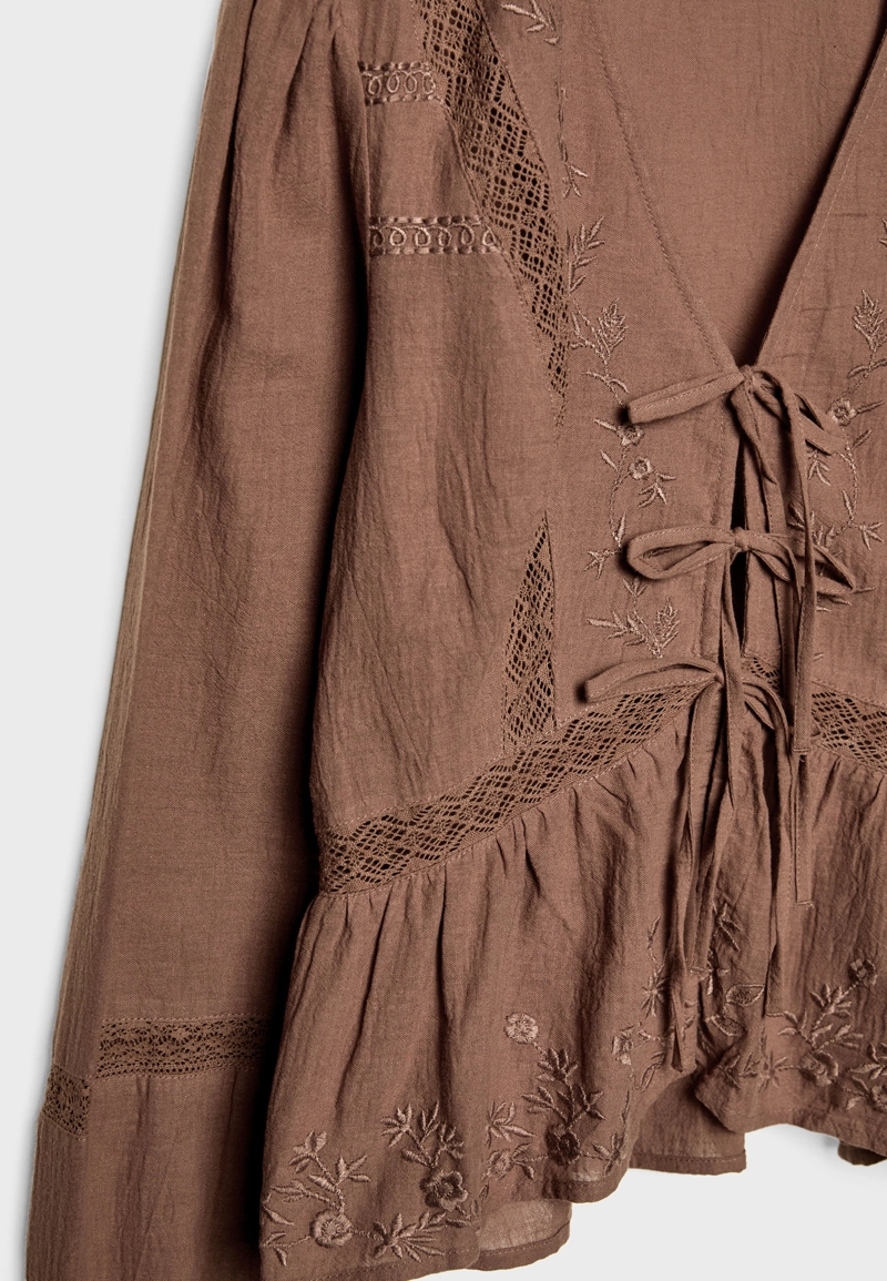 Легкая блузка с вышивкой и узлом