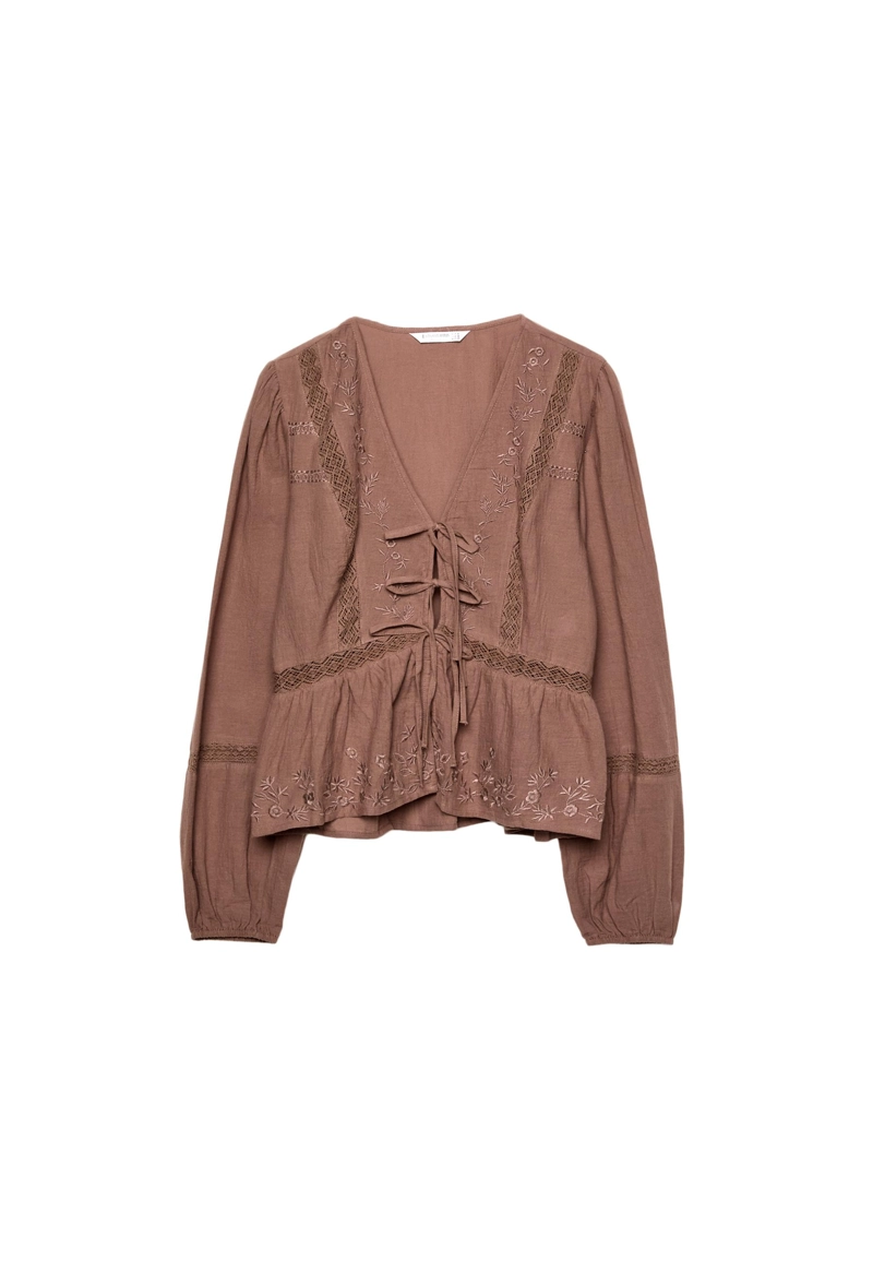 Легкая блузка с вышивкой и узлом