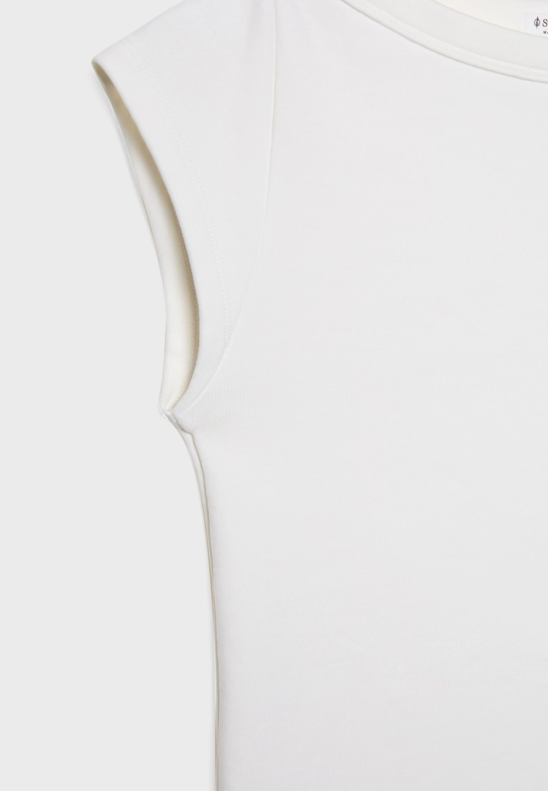 Базовая футболка с лодочным вырезом