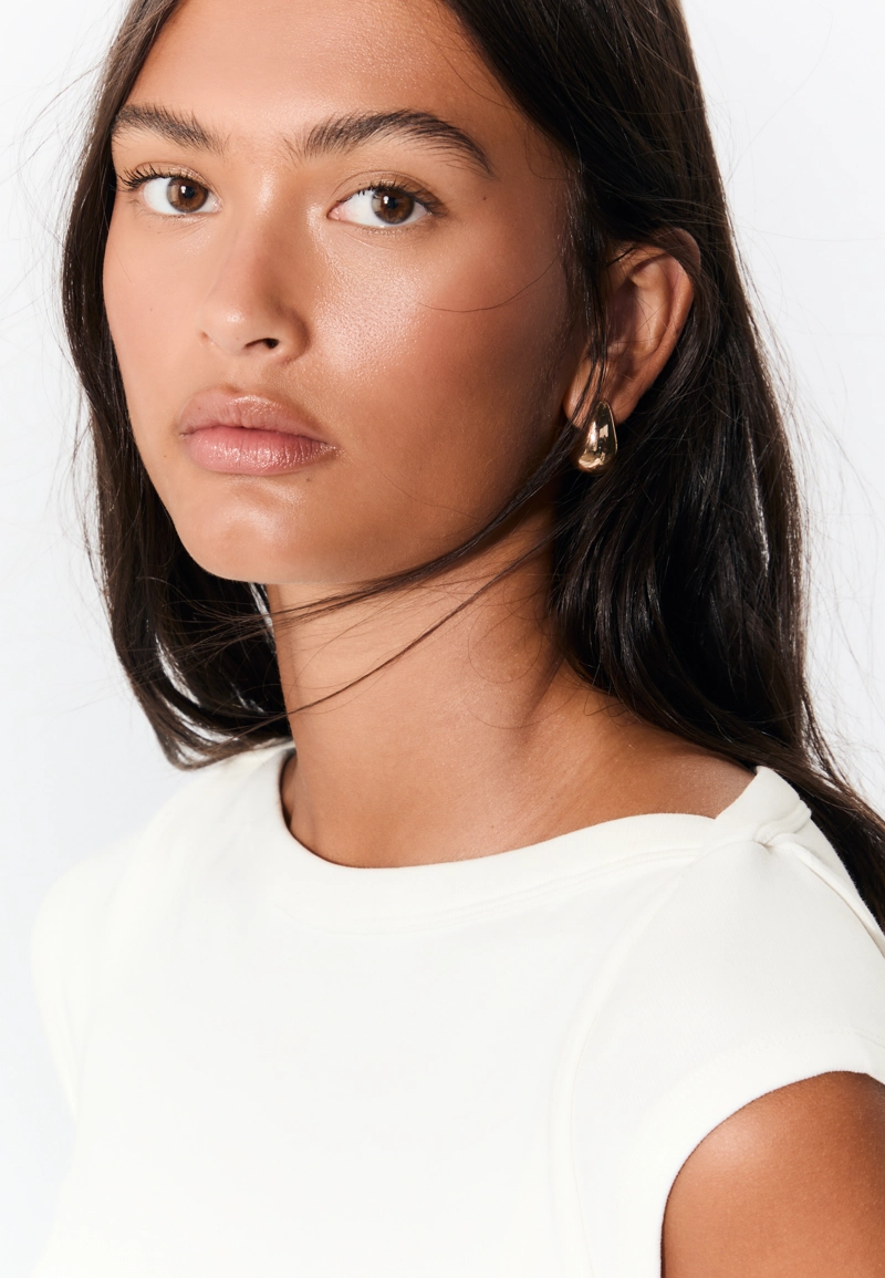 Базовая футболка с лодочным вырезом