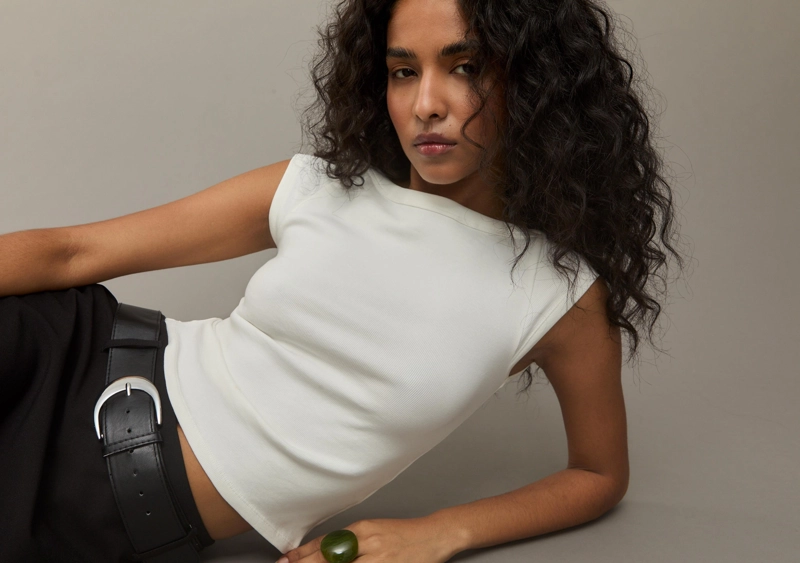 Базовая футболка с лодочным вырезом