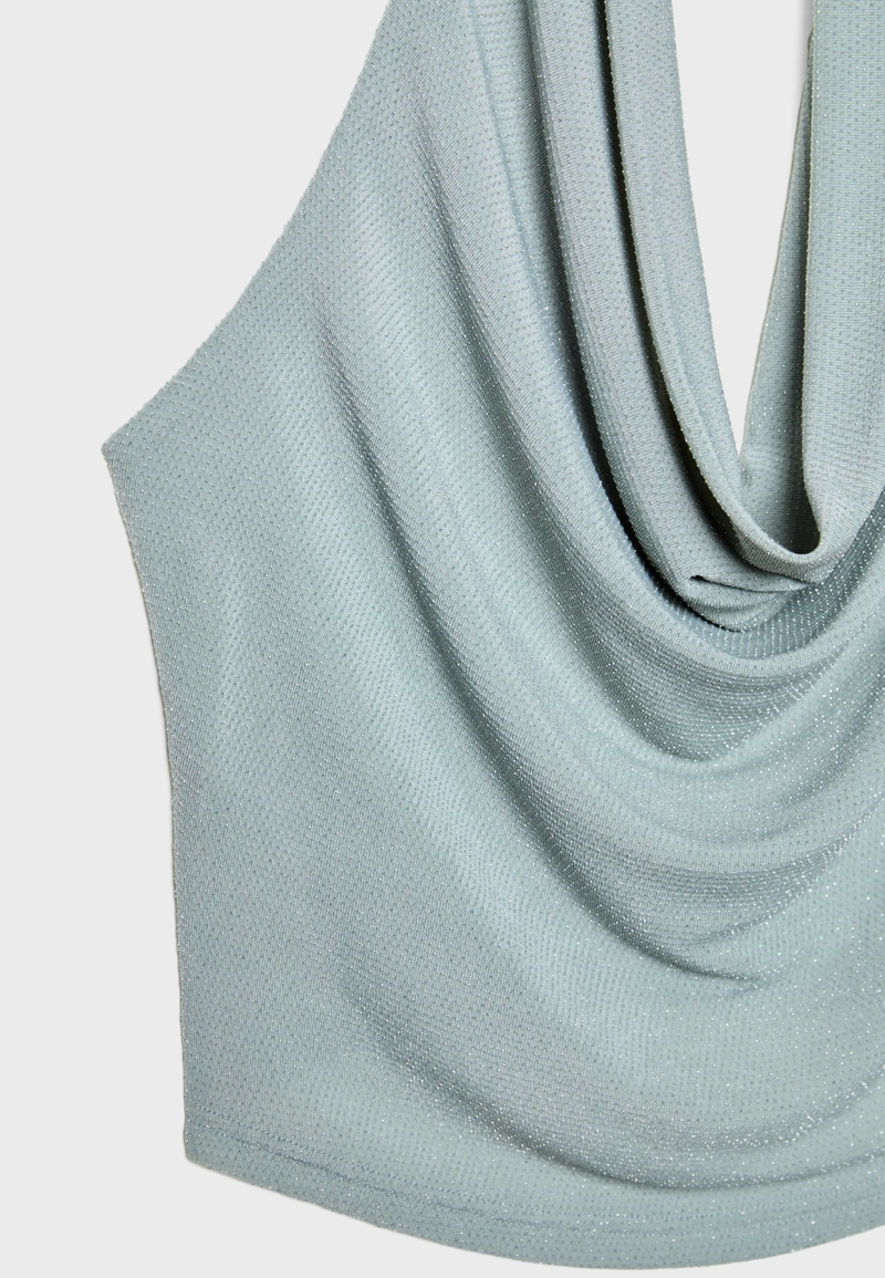 Топ с горловиной халтер и блестящей отделкой