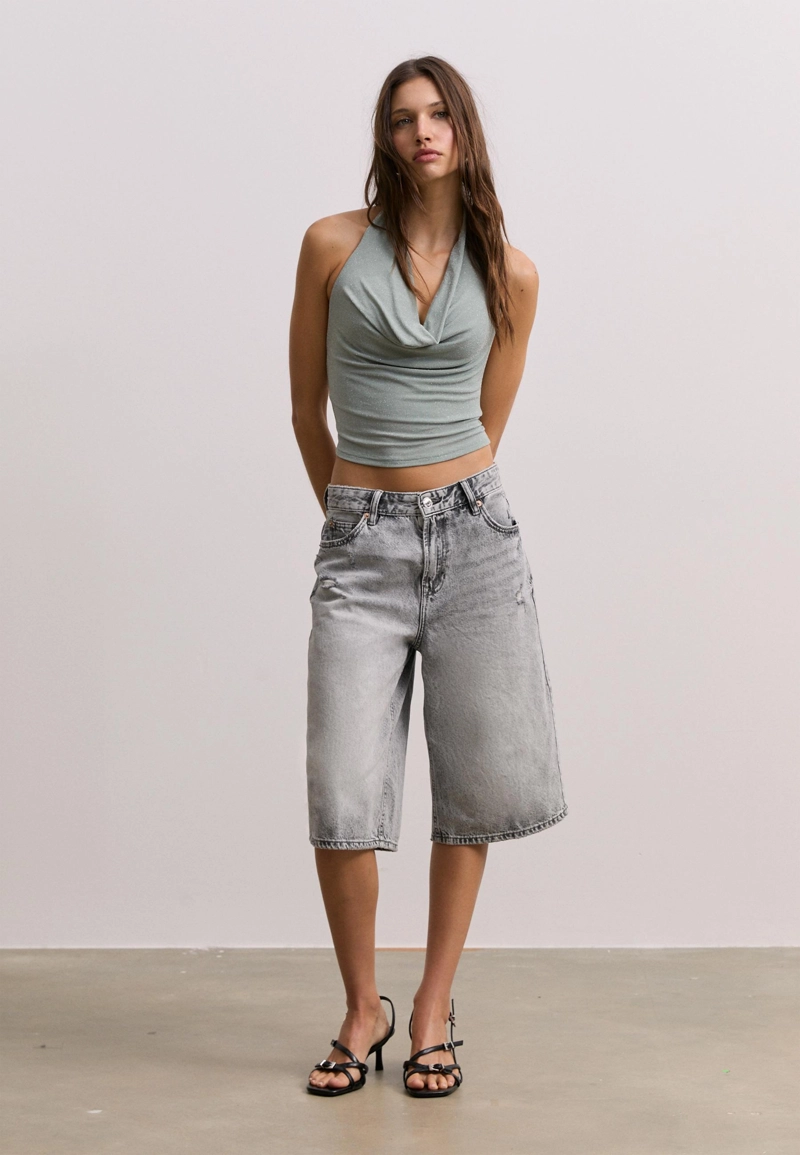 Топ с горловиной халтер и блестящей отделкой