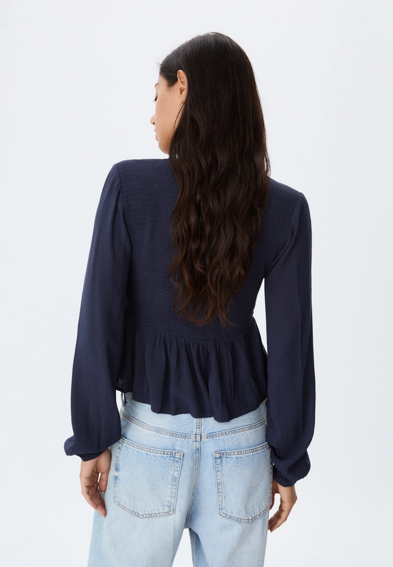 Легкая блузка с длинными рукавами