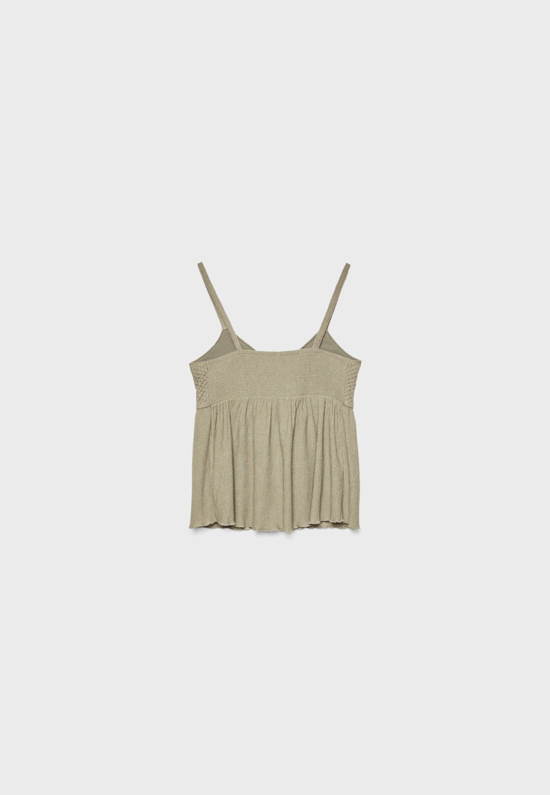 Топ с оборками, связанный крючком