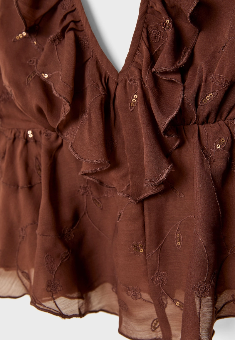 Топ с оборками, горловиной халтер и пайетками