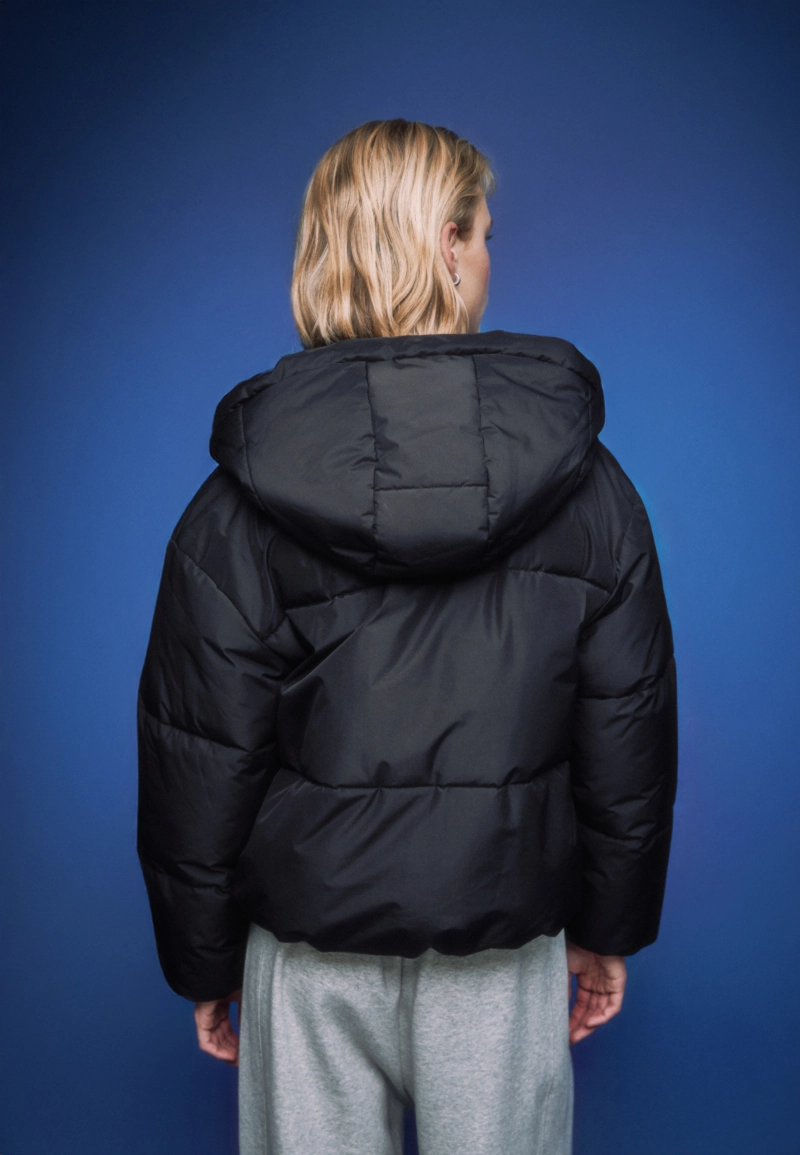 Стеганая куртка оверсайз с капюшоном