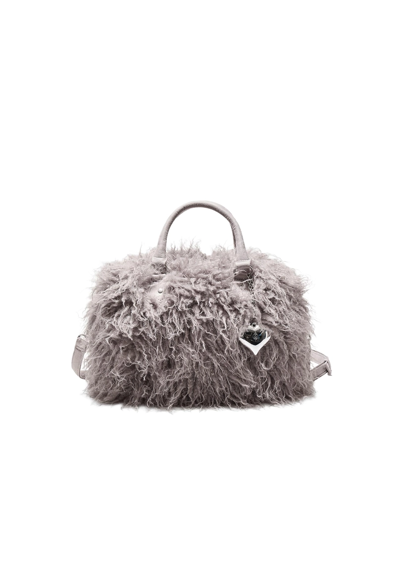 Сумка-боулинг из искусственного меха с сердцем