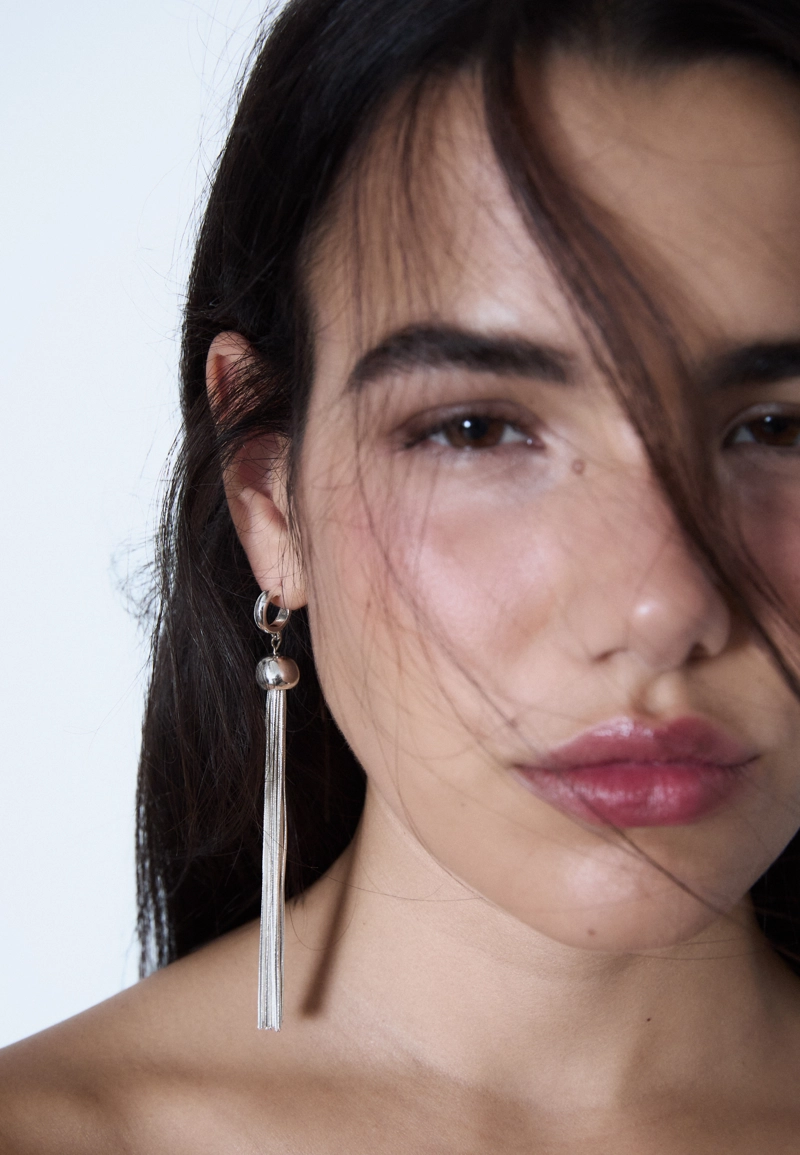 Длинные серьги-кольца с металлическим помпоном