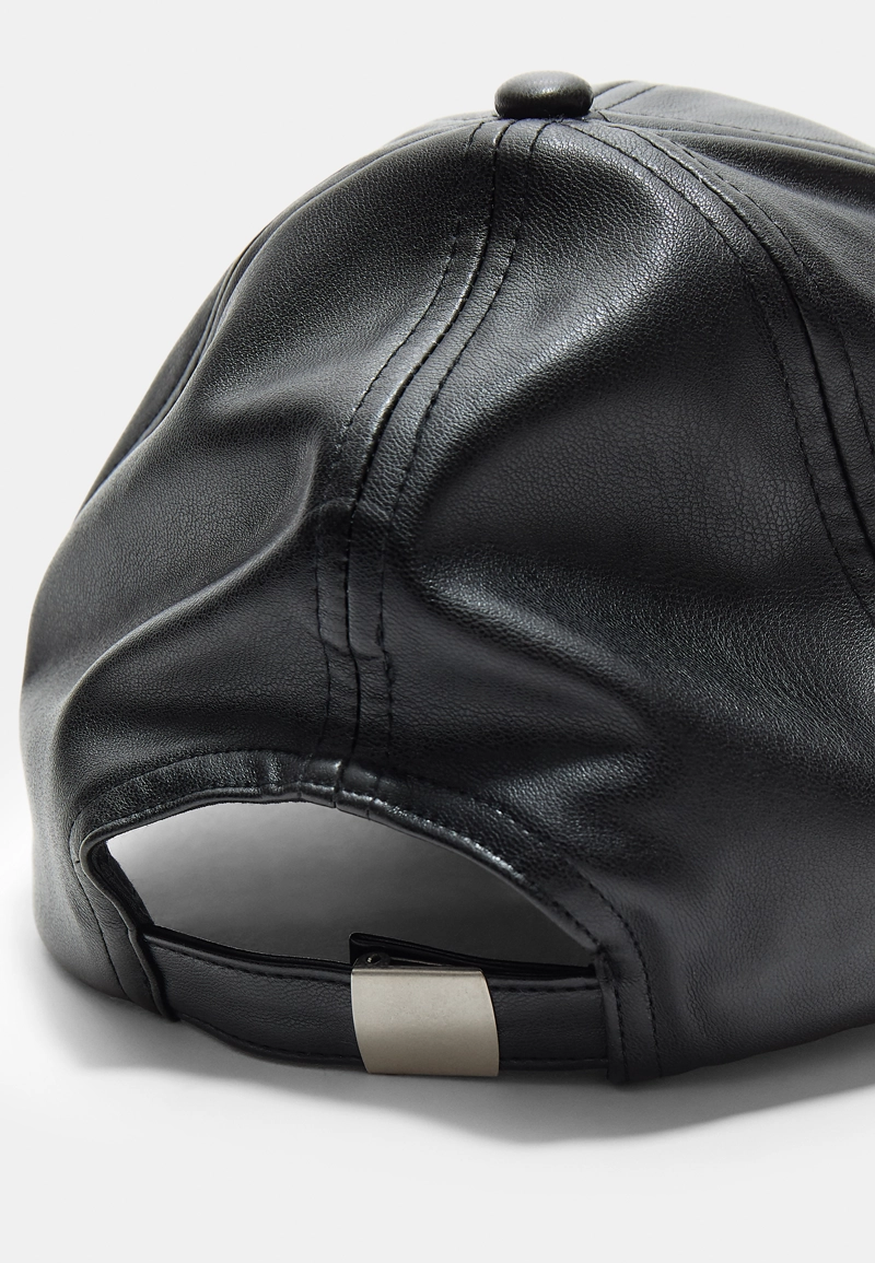 Кепка из искусственной кожи