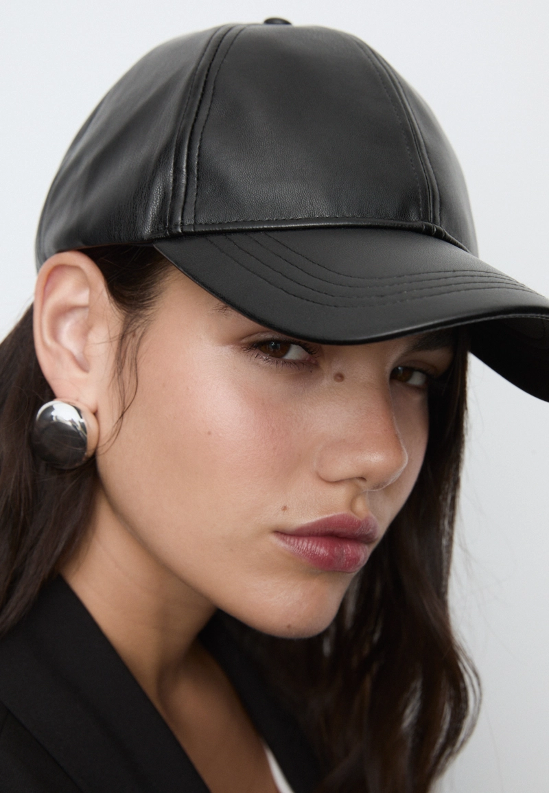 Кепка из искусственной кожи