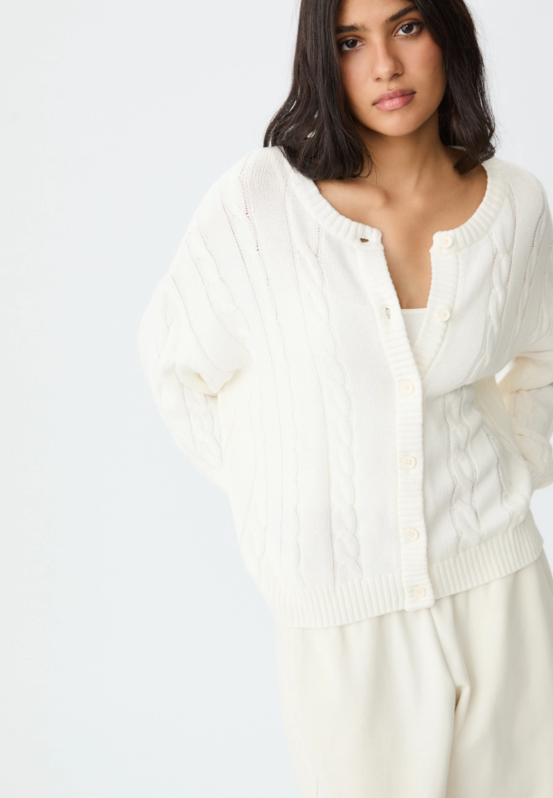 Вязаный кардиган с пуговицами и узором «косы»