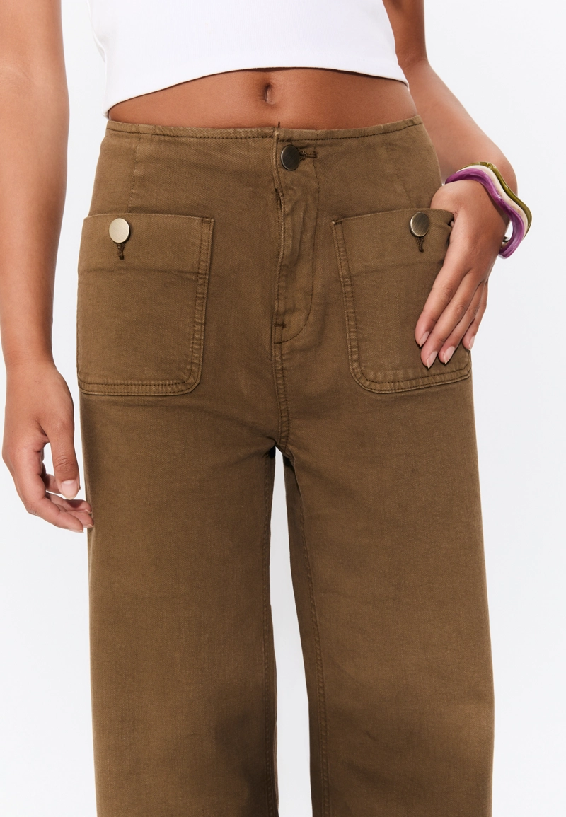 D77 Брюки в минималистичном стиле с карманами