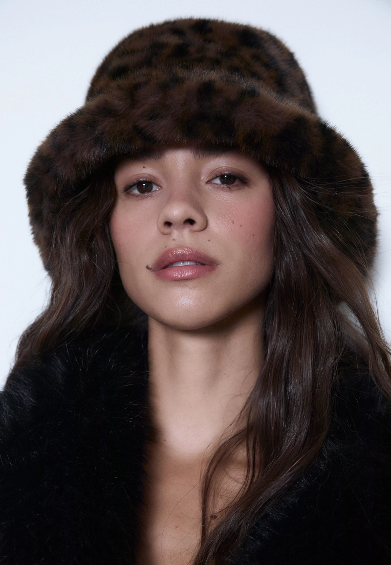 ШАПКА С ЛЕОПАРДОВЫМ ПРИНТОМ И ИСКУССТВЕННЫМ МЕХОМ