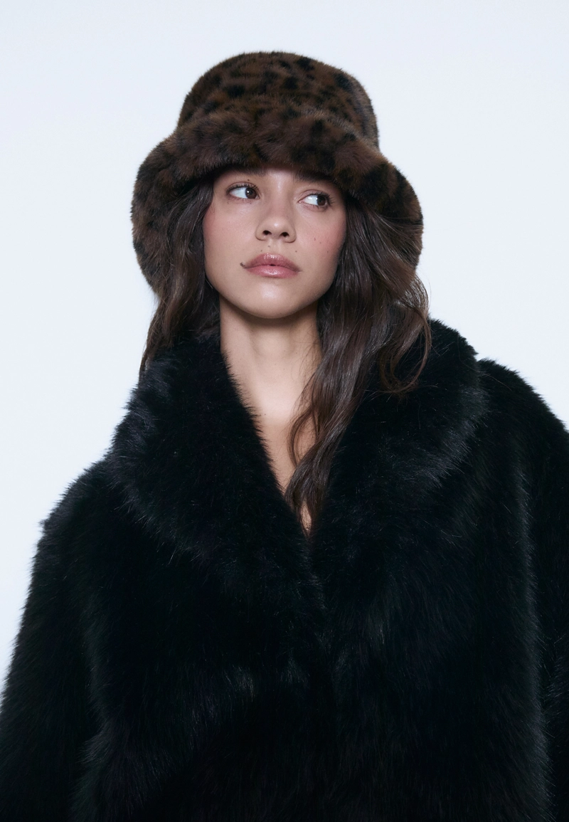 ШАПКА С ЛЕОПАРДОВЫМ ПРИНТОМ И ИСКУССТВЕННЫМ МЕХОМ