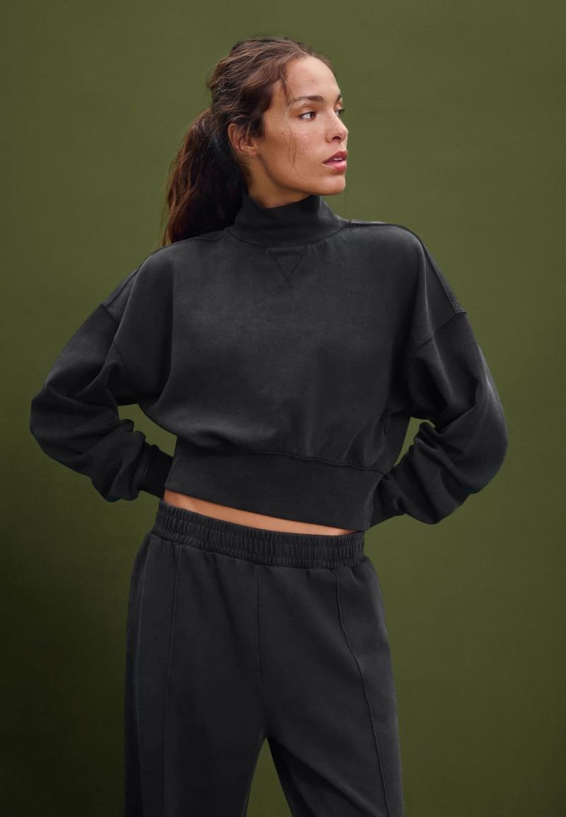 Толстовка с высоким воротником и эффектом потертости