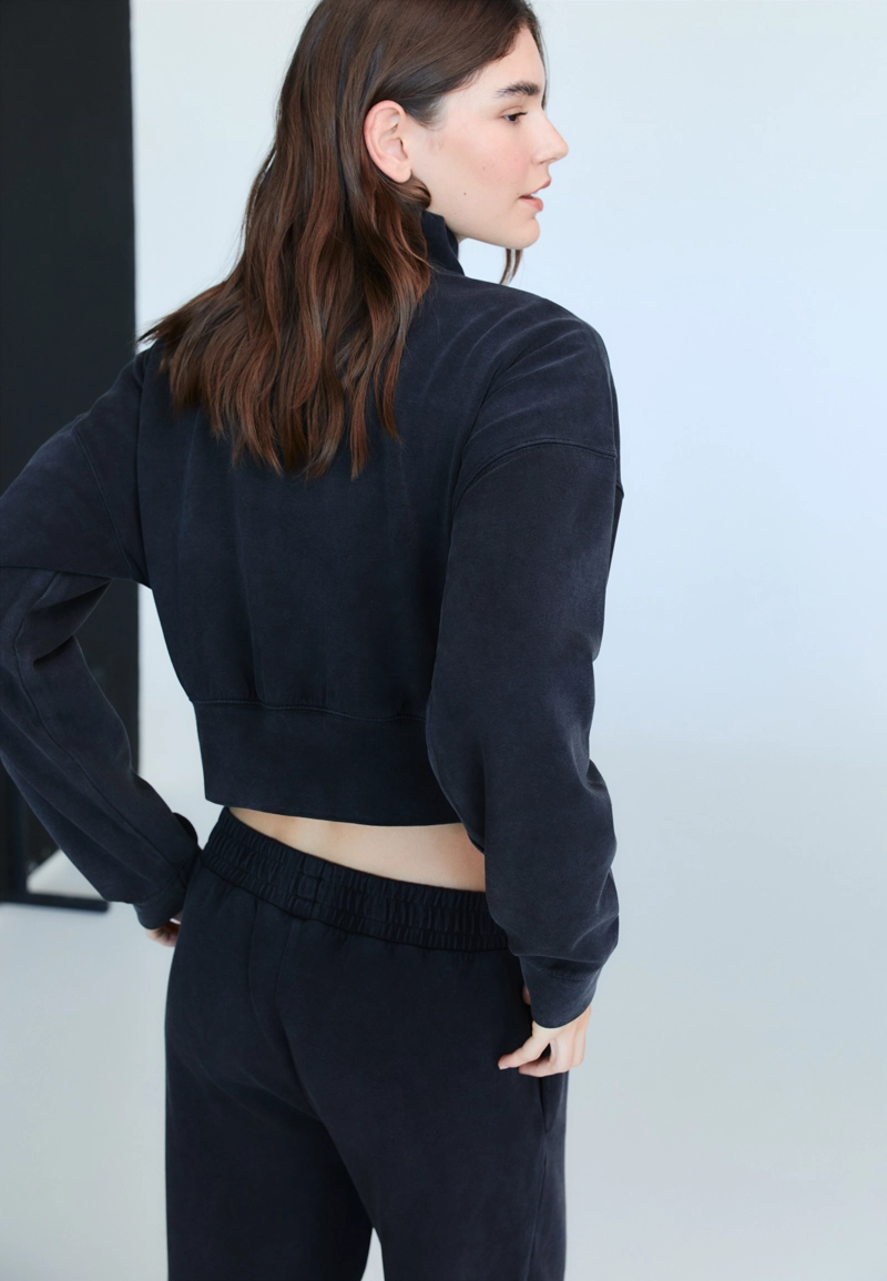 Толстовка с высоким воротником и эффектом потертости